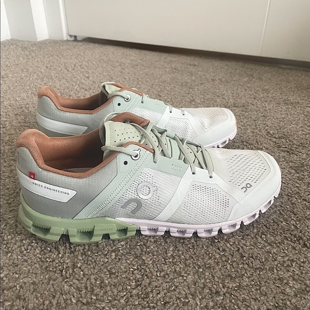 On Running, Cloudflow, Green/White, size 9.5 women